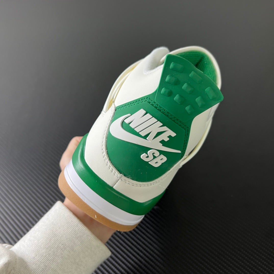 Air Jordan 4 "Pine Green"